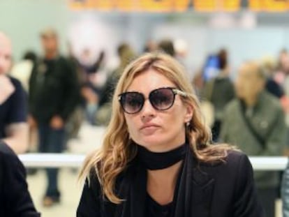 Kate Moss, em um aeroporto.