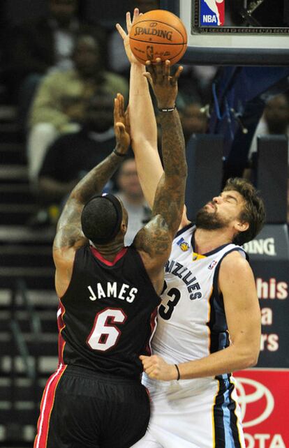 Marc Gasol tapona una entrada a canasta de James.