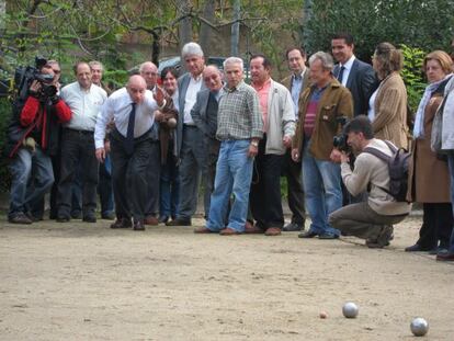 Jorge Fern&aacute;ndez, jugando a la petanca en Cerdanyola del Vall&egrave;s, Barcelona