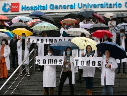 Decenas de sanitarios se concentran frente al Hospital Gregorio Marañón, este martes en Madrid.