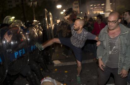 Un grupo de personas se enfrenta con la policía en los alrededores de la Plaza de Mayo de Buenos Aires, frente a la Casa Rosada.