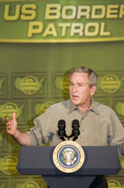 El presidente estadounidense George W. Bush habla, ayer, durante su visita a Yuma, Arizona (EEUU), en la zona limítrofe con México.