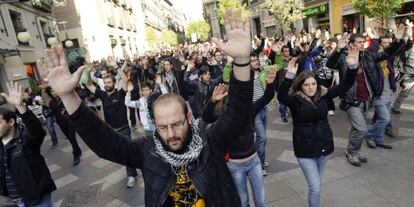 Los manifestantes contra la subida del transporte p&uacute;blico recorrieron las calles aleda&ntilde;as a la Puerta del Sol.