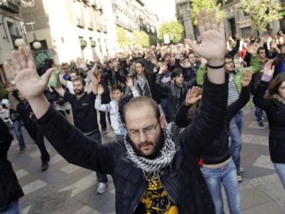 Los manifestantes contra la subida del transporte p&uacute;blico recorrieron las calles aleda&ntilde;as a la Puerta del Sol.