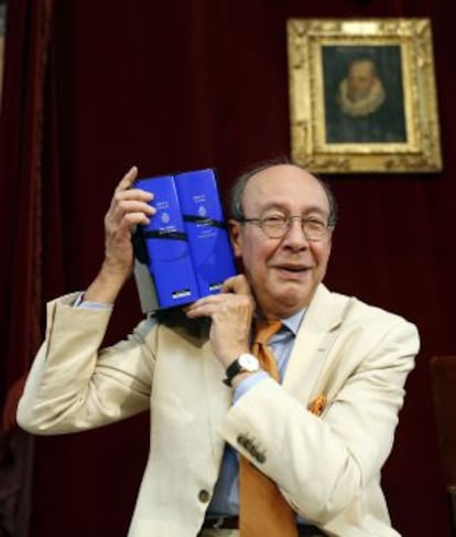 El académico Francisco Rico, con el estuche de dos volúmenes de El Quijote coordinado por él durante 21 años.