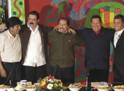 De izquierda a derecha, el boliviano Morales, el hondureño Zelaya, el nicaragüense Ortega, el venezolano Chávez y el ecuatoriano Correa.