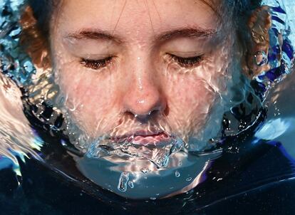 Una joven nada en la popular piscina de Zoo Lake durante las vacaciones escolares de primavera en las que los niños disfrutan de altas temperaturas de hasta 30ºC, en Johannesburgo (Sudáfrica), el 4 de octubre.