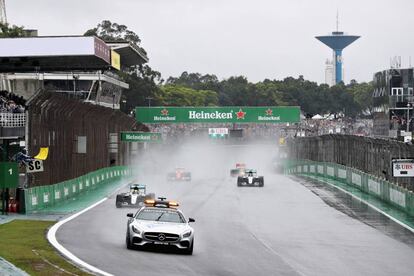 El coche de seguridad abre camino en la carrera del Gran Premio de Fórmula Uno de Brasil, tras haber sido parada por las condiciones climatologicas.