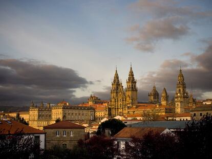 Santiago de Compostela: catedral y pazo de Raxoi, desde la Alameda.