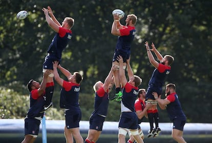 Sesión de entrenamiento de Inglaterra en Pennyhill Park en Bagshot, Inglaterra.