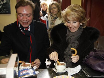 Aguirre y Juan Soler, esta mañana en una churrería cercana a la sede de Getafe.