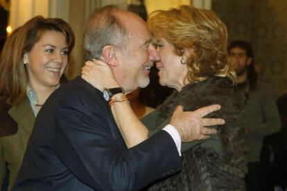 Rato besa a Aguirre en presencia de Dolores de Cospedal, ayer en un acto en Madrid.