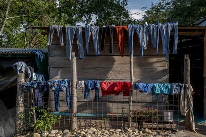 El sol no da tregua. El termómetro no baja de los 35ºC. “Acá la ropa se seca mientras la tiendes”, bromea una señora. “Algo bueno tenía que tener vivir acá, ¿no?”. En la imagen, una tanda de ropa recién lavada en la ocupación del 12 de Septiembre.