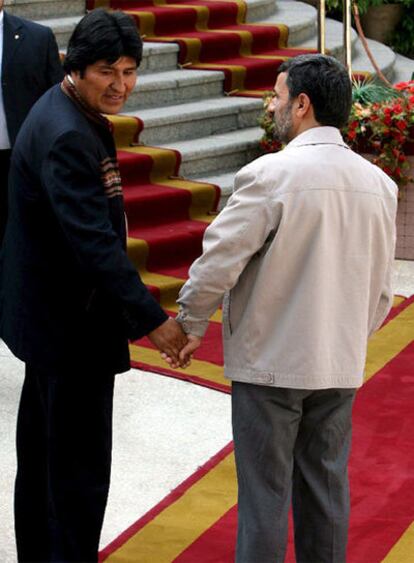 Evo Morales (izquierda) y Mahmud Ahmadineyad, ayer en Teherán