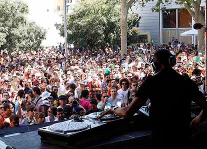 El famoso dj activó ayer el escenario de SonarVillage con una buena mezcla de hip-hop, funky y house.