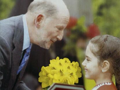 Una niña ofrece un ramo de flores a Simeón Sajonia-Coburgo, ayer en Sofía.
