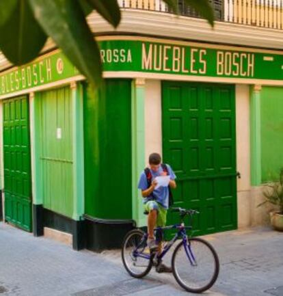 Un ciclista mira un mapa en una calle de Palma de Mallorca.