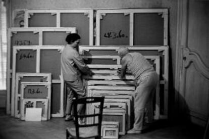 Jacqueline y Picasso, en el taller con muchas de las obras, colocadas al revés, del pintor.