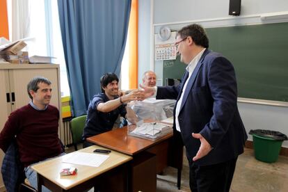 El alcalde de Bilbao, Juan María Aburto (PNV), visitando el Colegio Jesuita Indautxu de Bilbao. 