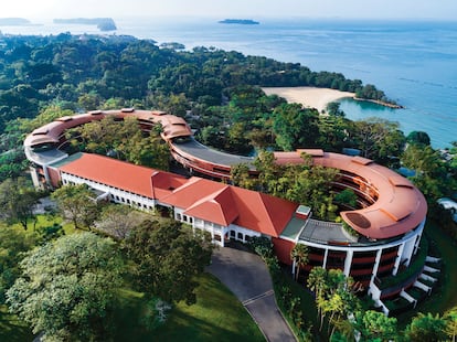 Capella Singapore, en la isla Sentosa (Singapur), reúne el encanto del viejo mundo y el lujo contemporáneo en un exuberante entorno tropical. El precio base por una noche en este hotel es de 900 dólares (808 euros).