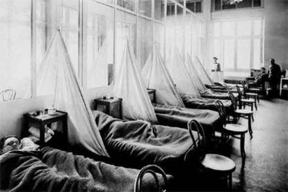Un frente aún peor que la guerra. La propagación de la gripe española se vio ayudada por los movimientos de tropas y por el hacinamiento en los hospitales de campaña, como éste del ejército de EE UU en la ciudad francesa de Langres, a finales de 1918.