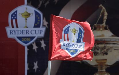 Una bandera con el logo de la Ryder Cup, en el torneo celebrado en septiembre de 2016 en el Club Nacional de Hazeltine (Chaska, Minnesota).