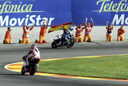 Dani Pedrosa da la vuelta de honor, tras haber ganado el Gran Premio de la Comunidad Valenciana, el 31 de octubre de 2004.