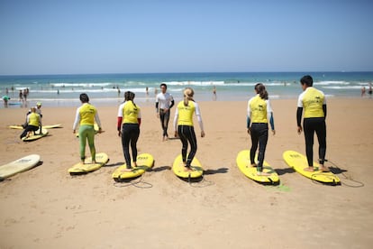 Las escuelas de surf suelen ser un pretexto legal para montar algún tipio de bar musical.