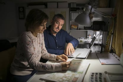 AL RALENTÍ. Aida Zamora y su marido, José Ángel Guirao, viven en Nueno (Huesca) de Internet a pesar de Internet. Un adsl que funciona a ratos frena su actividad online de venta de ilustraciones. “Entorpece bastante la evolución del negocio”, dice él.