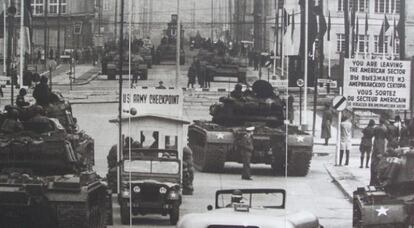 Checkpoint Charlie en Berlín, fotografía de archivo