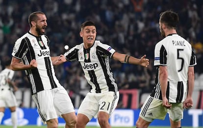 Jugadores de la Juventus celebran uno de los goles.