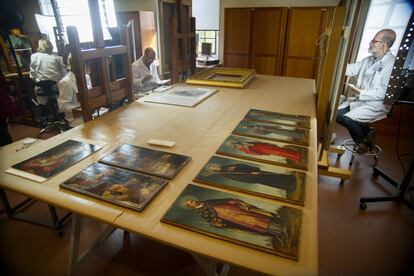 Tablas del pintor Francisco Pacheco en el taller de restauración del museo de Bellas Artes de Sevilla.