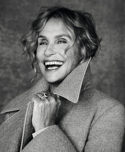 Lauren Hutton, con abrigo gris de doble botonadura y solapa ancha en lana de GIORGIO ARMANI.