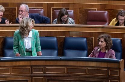 La vicepresidenta segunda, Yolanda Díaz (de pie), y la ministra de Hacienda, María Jesús Montero, el día 29 en el pleno del Congreso.