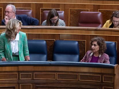 La vicepresidenta segunda, Yolanda Díaz (de pie), y la ministra de Hacienda, María Jesús Montero, el día 29 en el pleno del Congreso.