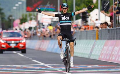 Mikel Nieve entra triunfador en la meta de Cividale del Friuli.