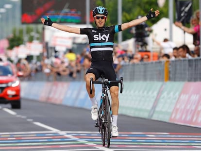 Mikel Nieve entra triunfador en la meta de Cividale del Friuli.