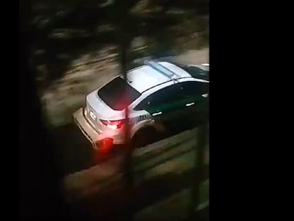 Captura de vídeo que muestra el coche policial que propagó por altavoces el audio de 'La Purga'.