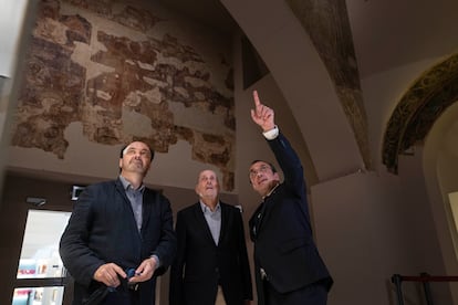 El ‘president’ del Parlament, Josep Rull, señala unas pinturas, acompañado del director del MNAC, Pepe Serra, y del presidente del patronato del museo, Joan Oliveras, este martes.