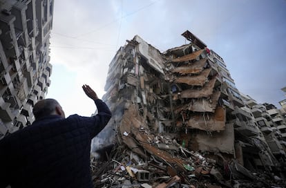 Un hombre delante de los escombros de un edificio destruido por los ataques israeles, este lunes en Beirut.