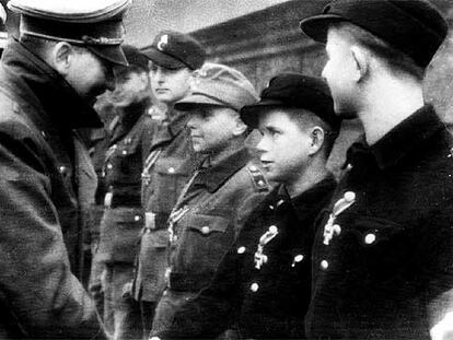 Hitler saluda al soldado Alfred Czech, de 12 años, en marzo de 1945.