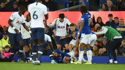 André Gomes se duele en el suelo ante la mirada de Son, en el centro.