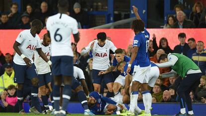 André Gomes se duele en el suelo ante la mirada de Son, en el centro.