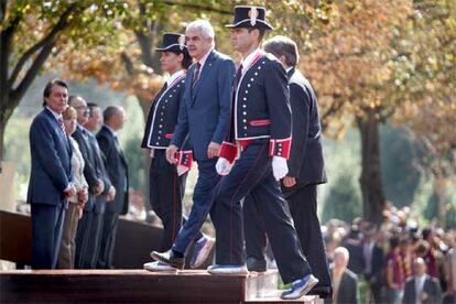 Pasqual Maragall, escoltado por dos <i>mossos,</i> a su llegada al acto institucional de la Diada.