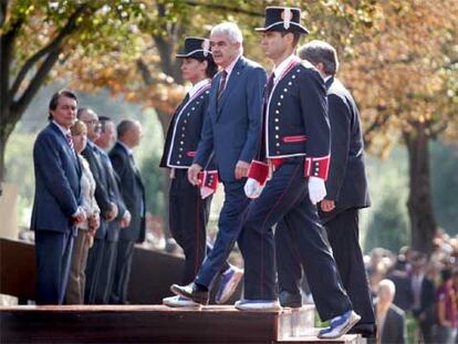 Pasqual Maragall, escoltado por dos <i>mossos,</i> a su llegada al acto institucional de la Diada.