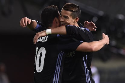 Cristiano Ronaldo (izquierda) es felicitado por James Rodríguez después de marcar un gol.