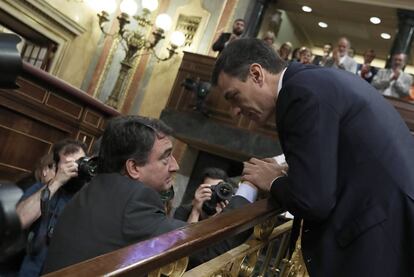 Pedro Sánchez, nuevo presidente del Gobierno, saluda a Aitor Esteban, portavoz del PNV.