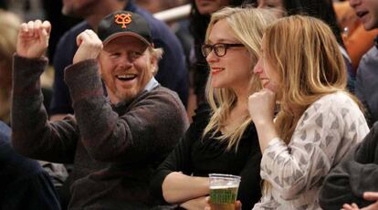Su reciente nominación a un Globo de Oro por su papel en la serie <i>Big Love</i> no ha impedido a la actriz Chloë Sevigny disfrutar de un partido de baloncesto de la NBA junto al director Ron Howard. La artista asistió al partido que enfrento a los New York Knicks y el San Antonio Spurs en el Madison Square Garden de Nueva York.