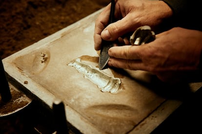 The tin is heated in an oil furnace lined with refractory bricks. The metal begins to melt at 200 degrees, but it must reach 600 degrees to pass through the wet sand hole and fill the mold of each piece well. Each ingot weighs about 30 kilos (66 pounds) and comes from Pakistan, Brazil or Malaysia. The market price fluctuates a great deal; currently, a kilo (2.2 pounds) sells for about €50.