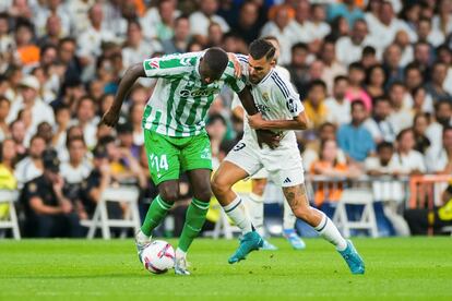 Dani Ceballos lucha por el esférico ante el jugador del Betis William Carvalho.